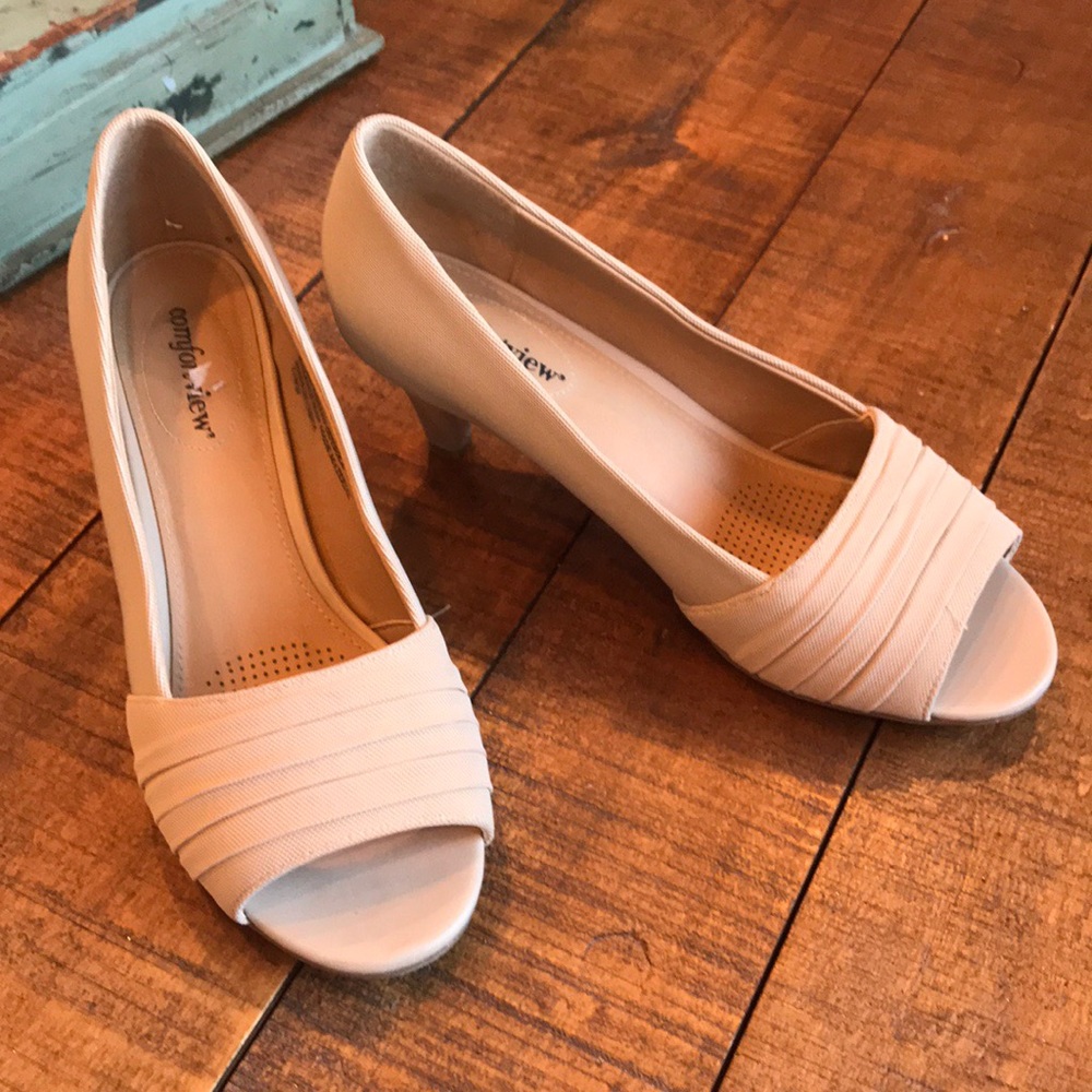 comfort view double wide kitten heels